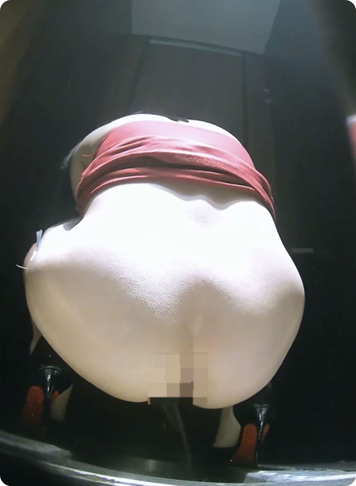 [厕拍]精选酒吧KTV厕拍3，妹子的尿有点黄，需要男人败一下火 [4v]